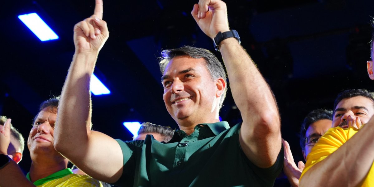 Flávio Bolsonaro se declara presidente eleito e acusa Lula de fraude eleitoral em carta nos EUA