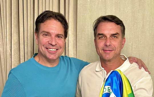  Flávio Bolsonaro aparece ao lado de Alexandre Ramagem, ex-diretor da Abin condenado pelo STF