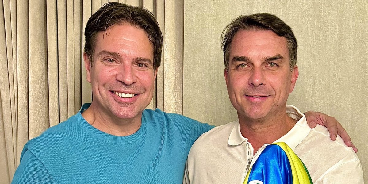 Flávio Bolsonaro aparece ao lado de Alexandre Ramagem, ex-diretor da Abin condenado pelo STF