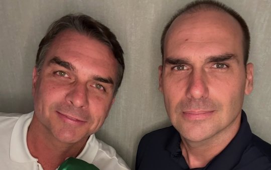 Eduardo Bolsonaro publica foto junto ao  irmão Flávio Bolsonaro nos EUA 