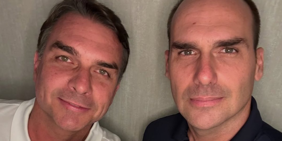 Eduardo Bolsonaro publica foto junto ao  irmão Flávio Bolsonaro nos EUA 