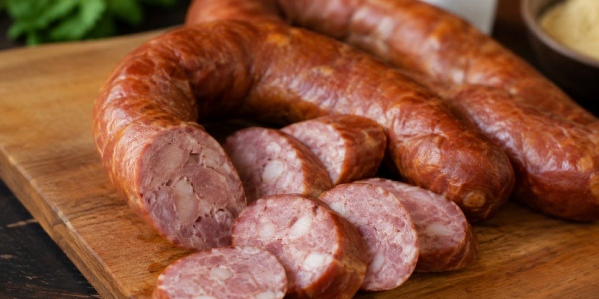 Anvisa suspende venda de lote de linguiça após detectar bactéria