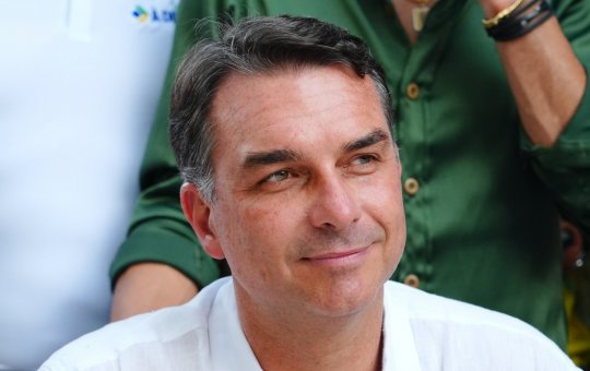 PF avalia solicitar o bloqueio de bens de Flávio Bolsonaro após fuga do senador