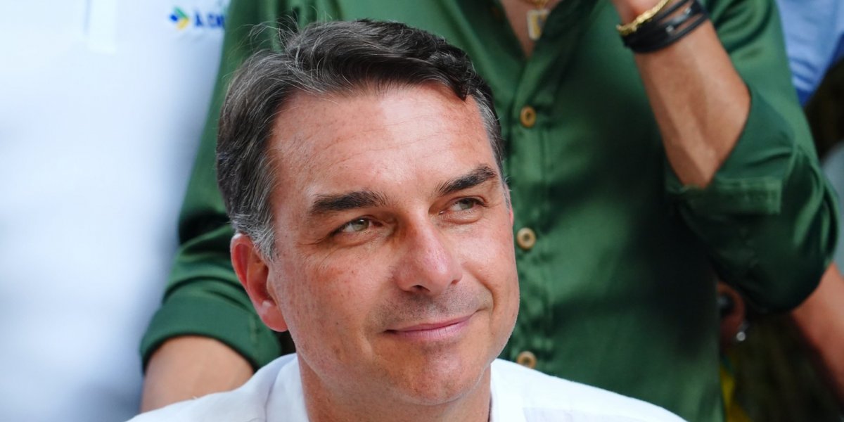 PF avalia solicitar o bloqueio de bens de Flávio Bolsonaro após fuga do senador