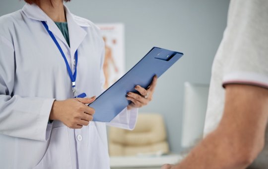 Câncer de intestino cresce entre adultos jovens no Brasil e acende alerta para diagnóstico precoce