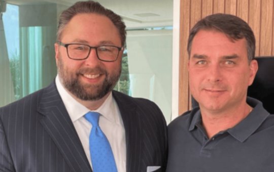 Assessor de Trump confirma que providenciou jato usado por Flávio Bolsonaro para ir aos EUA