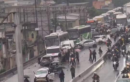 Motorista de ônibus sofre infarto em rodovia do Rio de Janeiro e causa engavetamento com 22 veículos