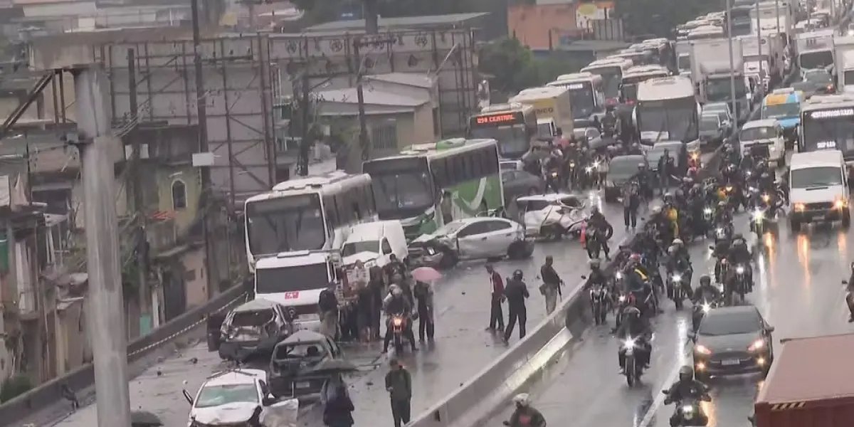 Motorista de ônibus sofre infarto em rodovia do Rio de Janeiro e causa engavetamento com 22 veículos