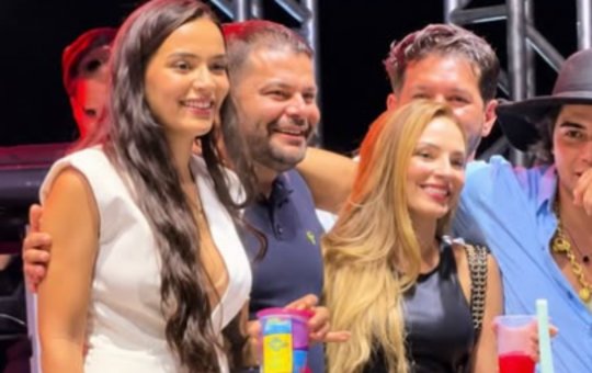 Prefeito maranhense chama atenção ao dividir palco com duas esposas em show