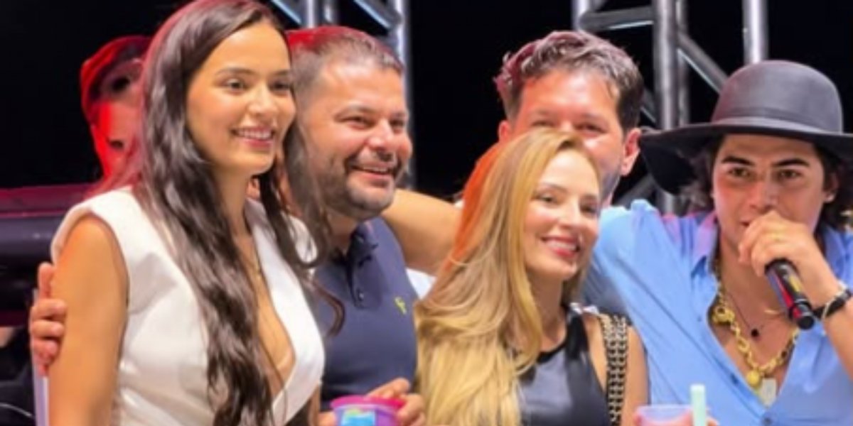 Prefeito maranhense chama atenção ao dividir palco com duas esposas em show