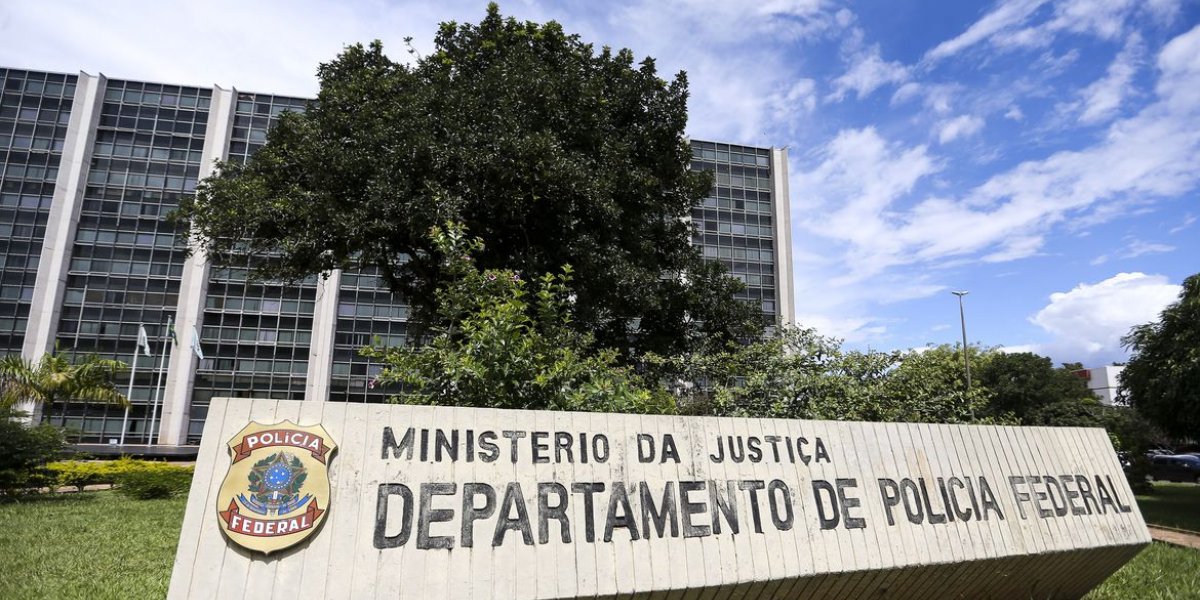 PF faz buscas em casa de jovem suspeito de defender ideais nazistas