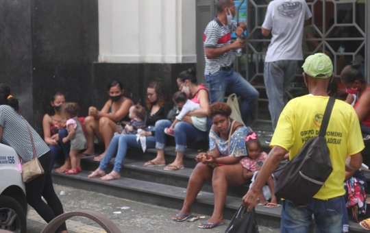 Fala, povo: População sofre na fila para recadastramento no CadÚnico