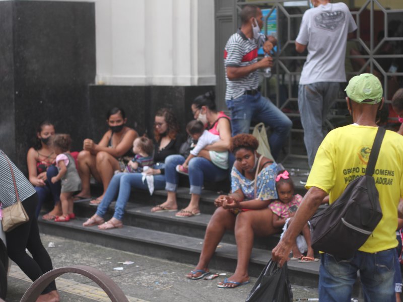 Fala, povo: População sofre na fila para recadastramento no CadÚnico