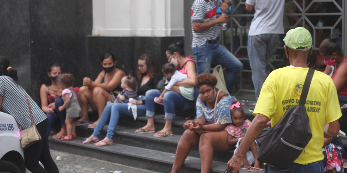Fala, povo: População sofre na fila para recadastramento no CadÚnico