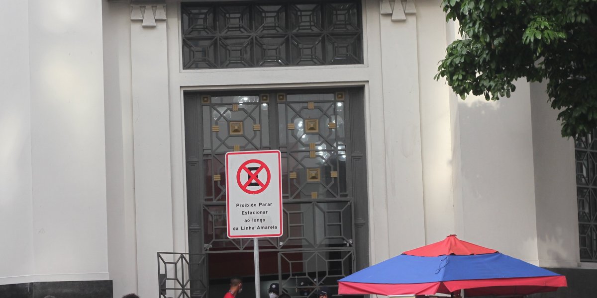 Veja fotos da aglomeração formada por conta do atraso no atendimento do Cadùnico