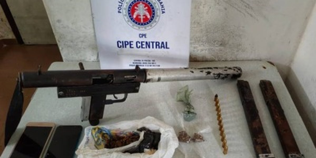 PM apreende submetralhadora, munições e drogas no município de Dário Meira