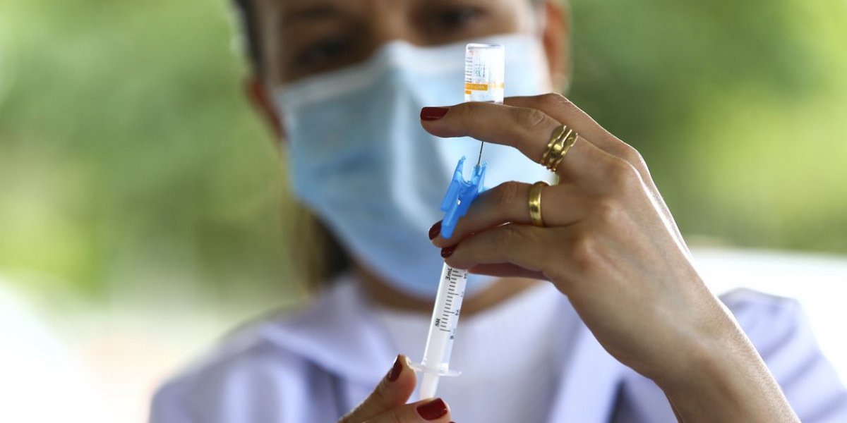 Sesab aguarda planejamento para aplicar 3ª dose no público mais jovem