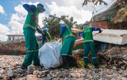 Garis sofrem com materiais perfurocortantes e imploram: “Cuidem mais da gente”