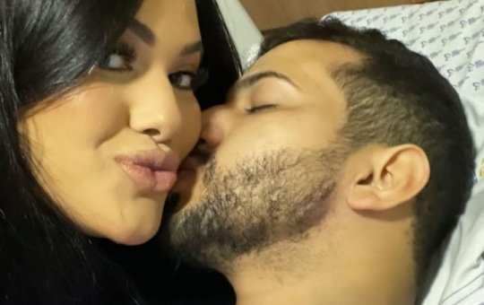 Blogueira é criticada por estar no salão enquanto marido é operado e rebate