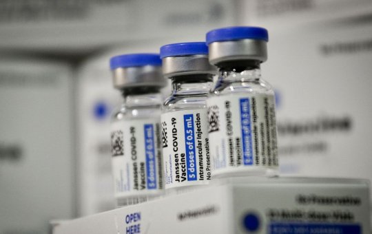 Brasil recebe 1 milhão de doses da vacina Janssen
