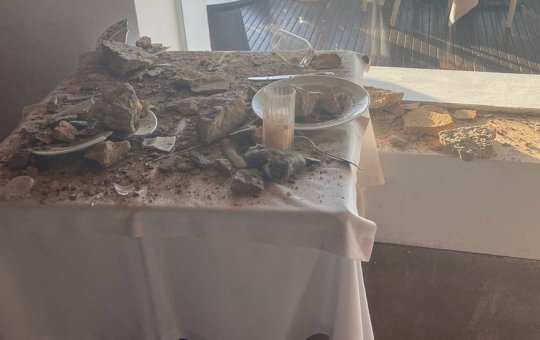 Teto de restaurante de luxo desaba em mesa de turistas, em Salvador