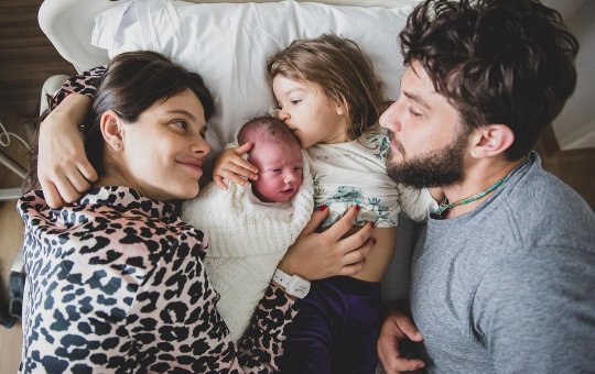 Nasce filho do ator Chay Suede e fotos do bebê com a irmã mais velha viralizam