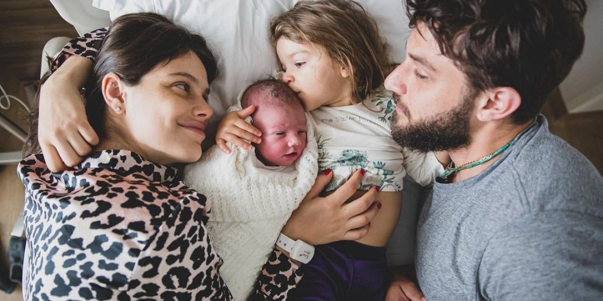 Nasce filho do ator Chay Suede e fotos do bebê com a irmã mais velha viralizam