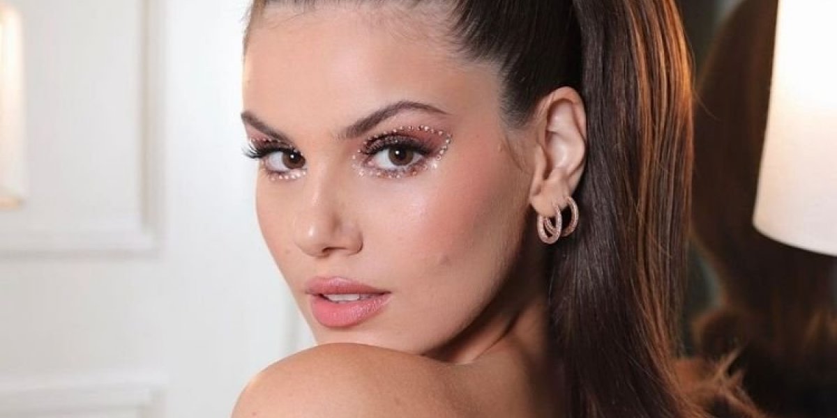 Globo remove Camila Queiroz de amigo-secreto e vinheta de fim de ano