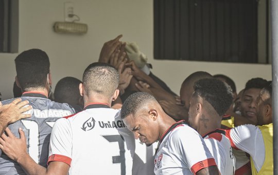 Resultados ajudam e Vitória precisa vencer CRB para sair do Z-4