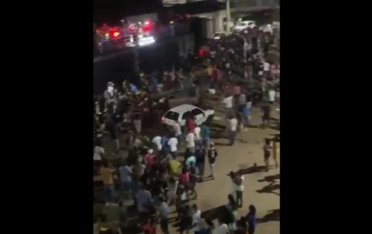 Motorista avança com carro em multidão e atropela pessoas em festa na BA