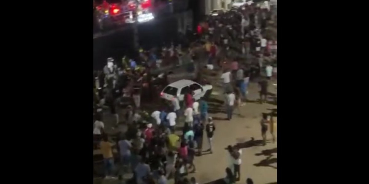 Motorista avança com carro em multidão e atropela pessoas em festa na BA