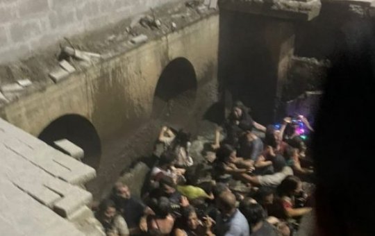 VÍDEO: Calçada desaba e pessoas caem em rio durante evento de Natal em Joinville