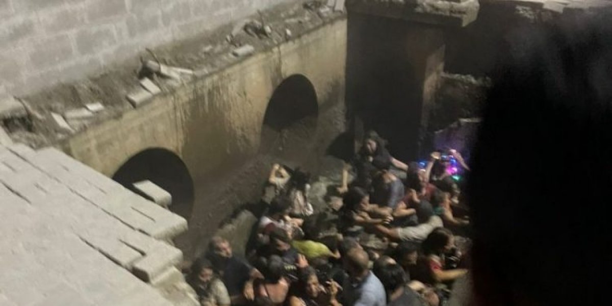 VÍDEO: Calçada desaba e pessoas caem em rio durante evento de Natal em Joinville