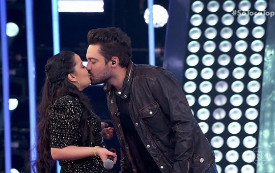 Sertanejos Maiara e Fernando são visto aos beijos em casamento de influenciadora