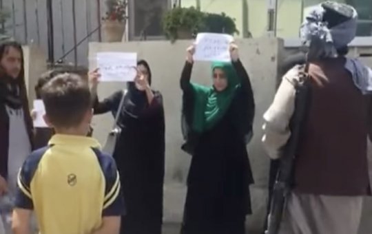 Talibã divulga restrições para mídia que afetam as mulheres afegãs