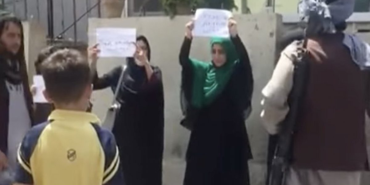 Talibã divulga restrições para mídia que afetam as mulheres afegãs
