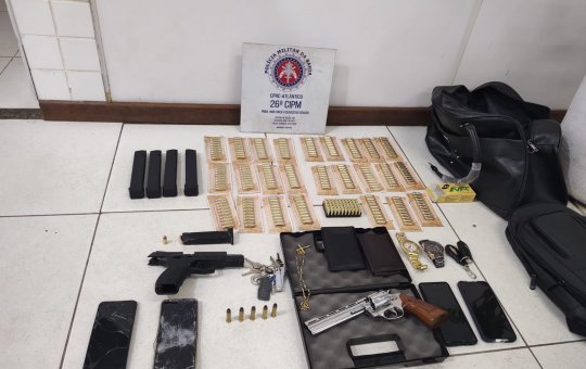 PM e comparsa são presos suspeitos de tentar repassar armamento a tráfico