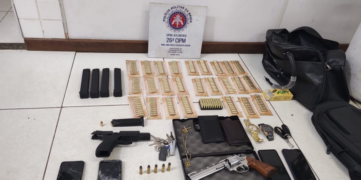 PM e comparsa são presos suspeitos de tentar repassar armamento a tráfico
