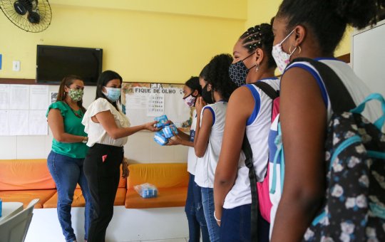 Ciclo de Cuidados distribui absorventes a alunas da rede municipal de ensino
