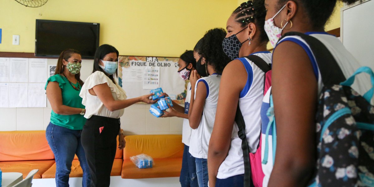 Ciclo de Cuidados distribui absorventes a alunas da rede municipal de ensino