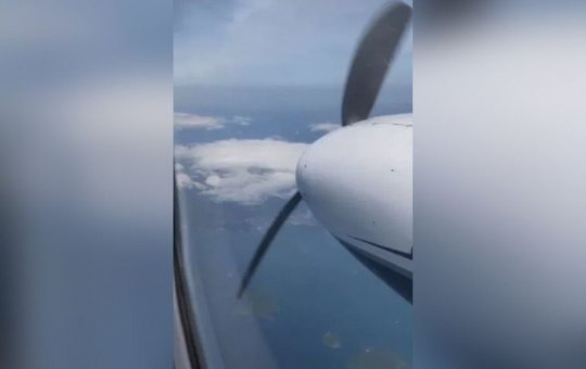 Avião bimotor cai no mar do litoral de São Paulo e família busca por passageiros