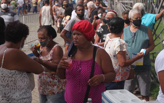 Multidão toma o Largo de Roma para negociar dívidas no Feirão Limpa Nome