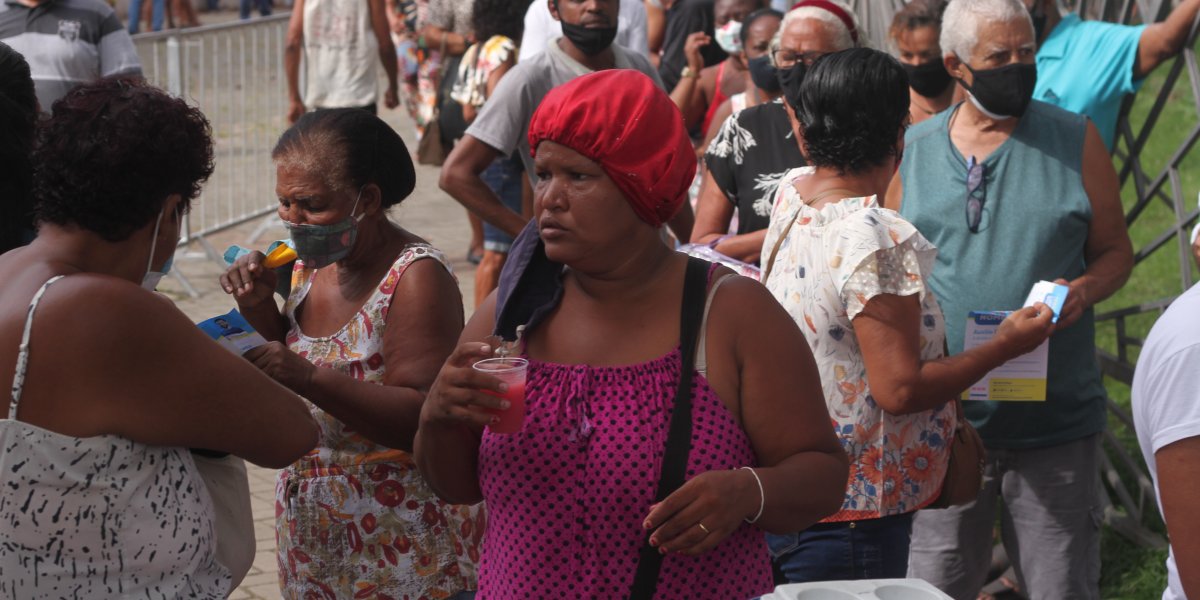 Multidão toma o Largo de Roma para negociar dívidas no Feirão Limpa Nome