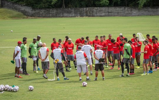 Presidente do Vitória acompanha treino de preparação do time para decisão