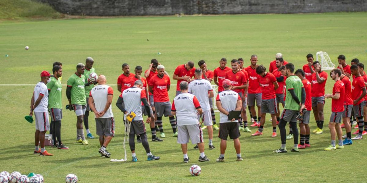 Presidente do Vitória acompanha treino de preparação do time para decisão