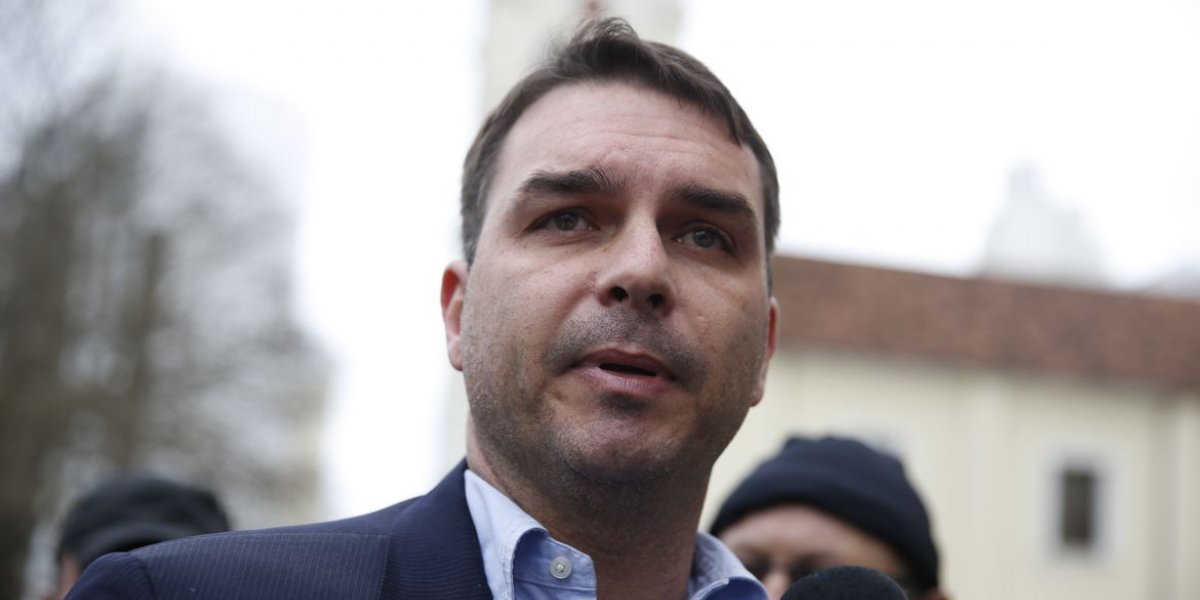 Flávio Bolsonaro se filiará ao PL junto com o presidente