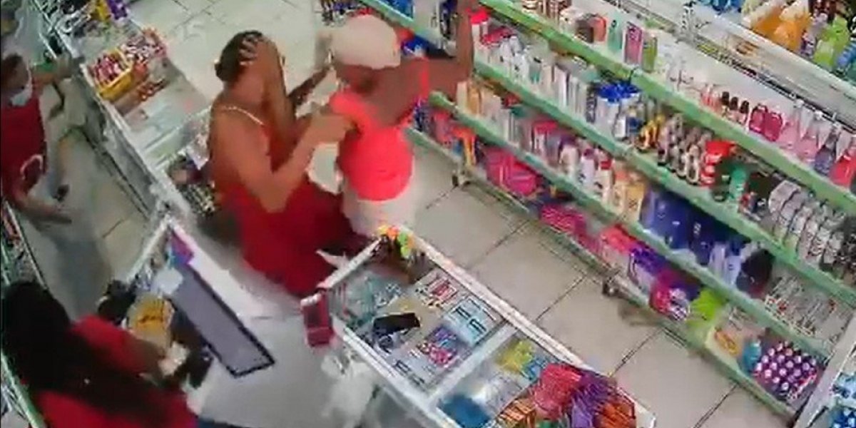 VÍDEO: Mulher é atacada com golpes de faca em farmácia na Bahia