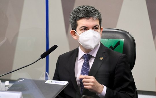 Macron entrega honraria do país ao senador Randolfe Rodrigues