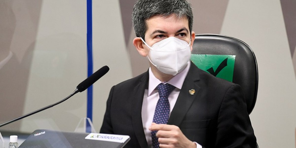 Macron entrega honraria do país ao senador Randolfe Rodrigues