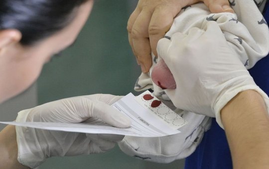 Bebês: Senado aprova projeto que amplia alcance do teste do pezinho